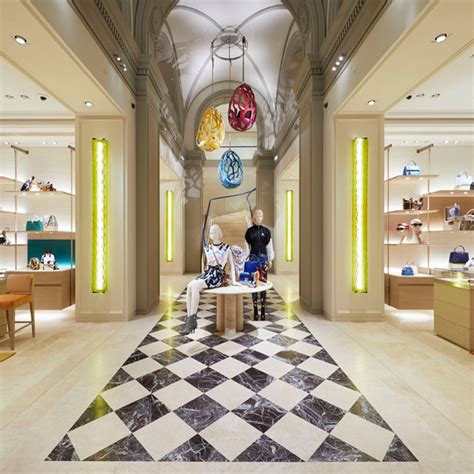 nuova boutique louis vuitton firenze 1000 mq|Incastonato nell’arte: il nuovo store di Louis Vuitton a Firenze.